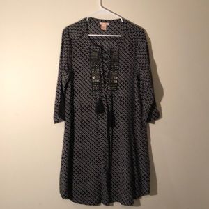 Woman’s black & white Pull over dress L